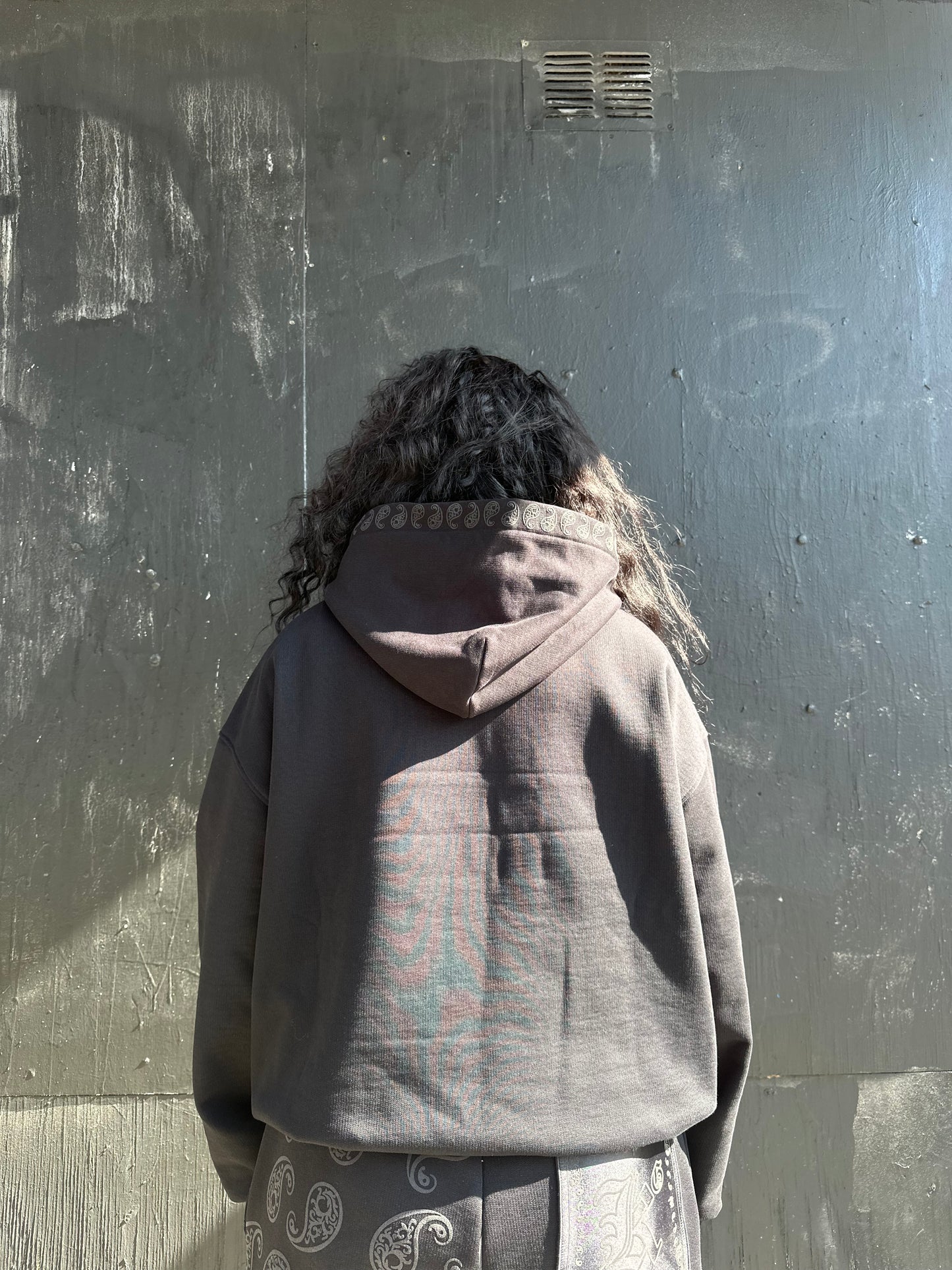 BLACK PAISLEY OVERSIZED HOODIE