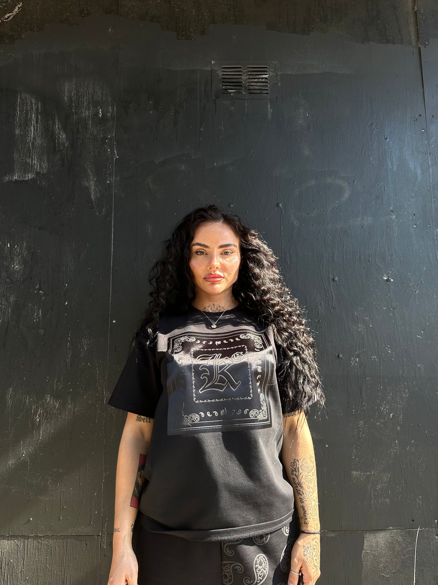 BLACK PAISLEY OVERSIZED TEE