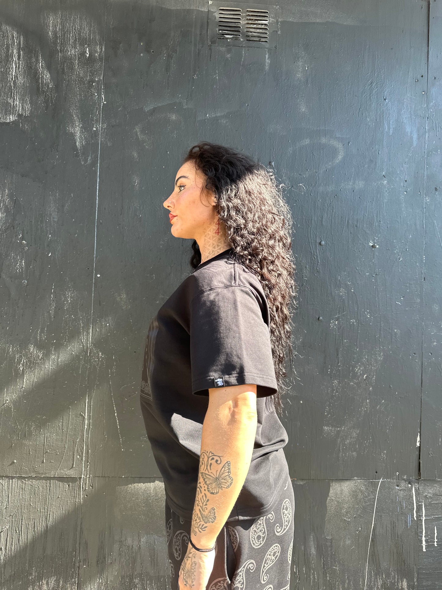 BLACK PAISLEY OVERSIZED TEE