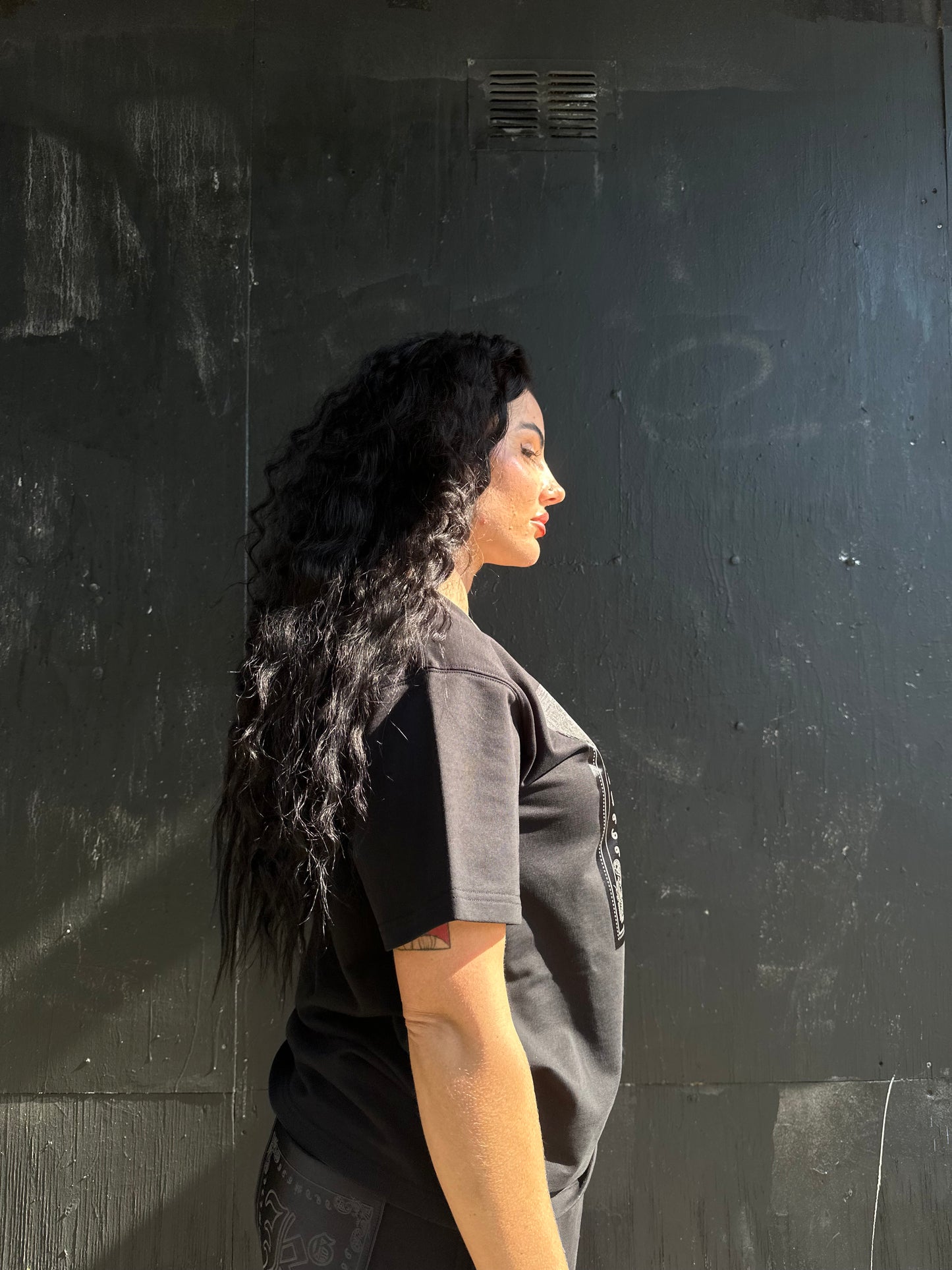 BLACK PAISLEY OVERSIZED TEE