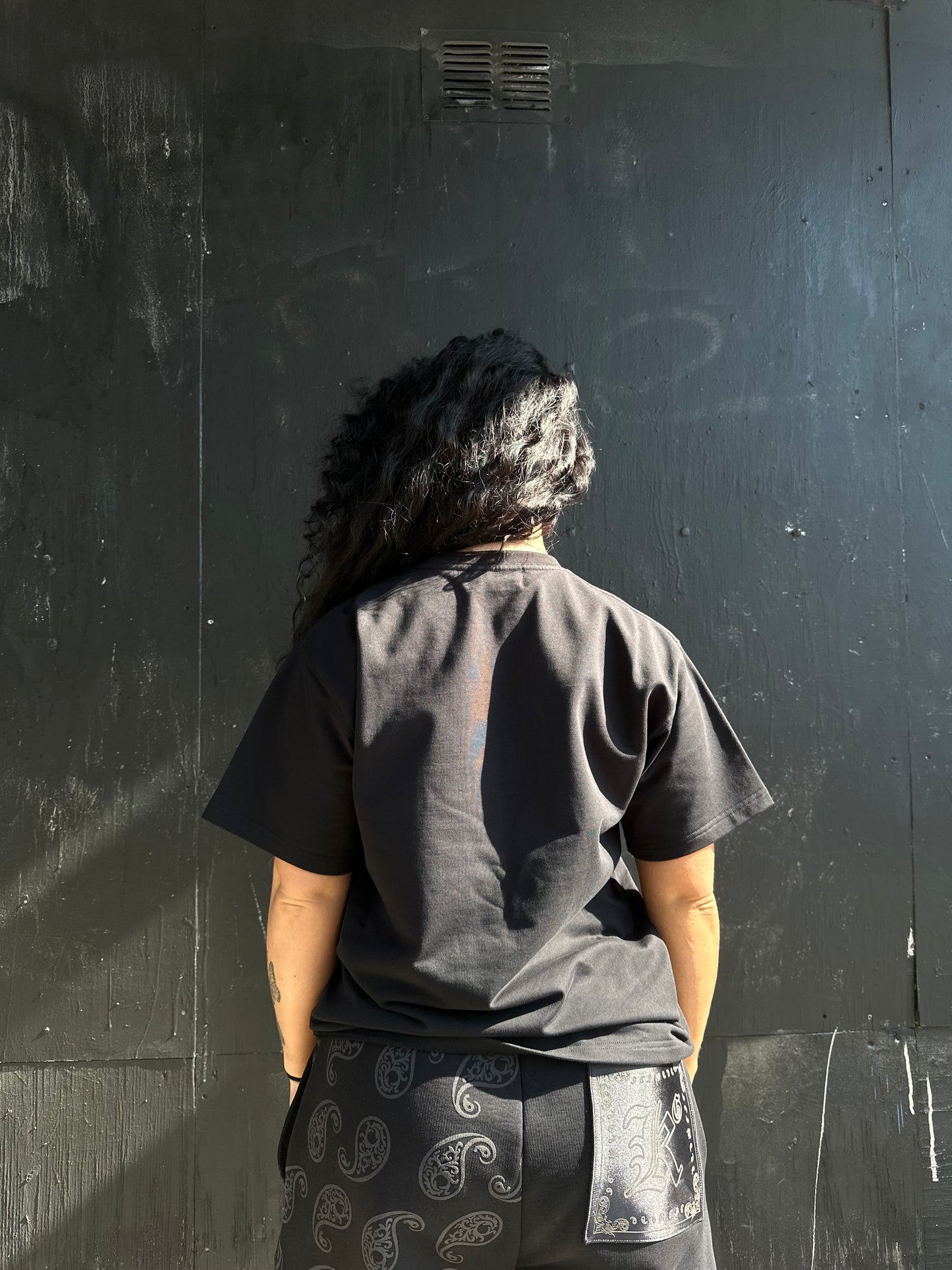 BLACK PAISLEY OVERSIZED TEE